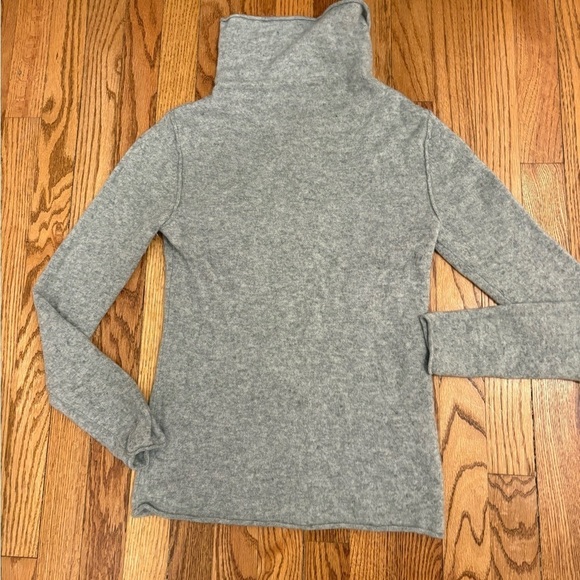 Women’s 100% Cashmere turtle Neck Sweater Gray Size M - Picture 4 of 6
